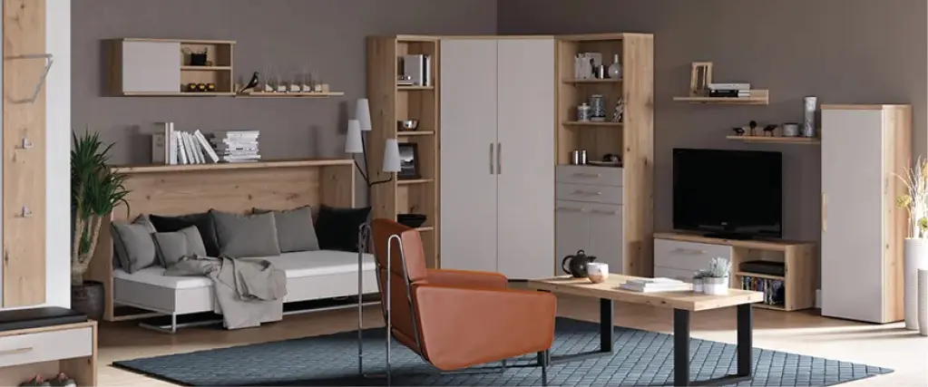 Stilvolles Wohnzimmer mit Wohnwand aus Massivholz, hellem Sofa, Lowboard und Couchtisch. Ein brauner Ledersessel setzt Akzente. Moderne Wohnzimmermöbel aus Holz sorgen für zeitlose Einrichtung im natürlichen Design.